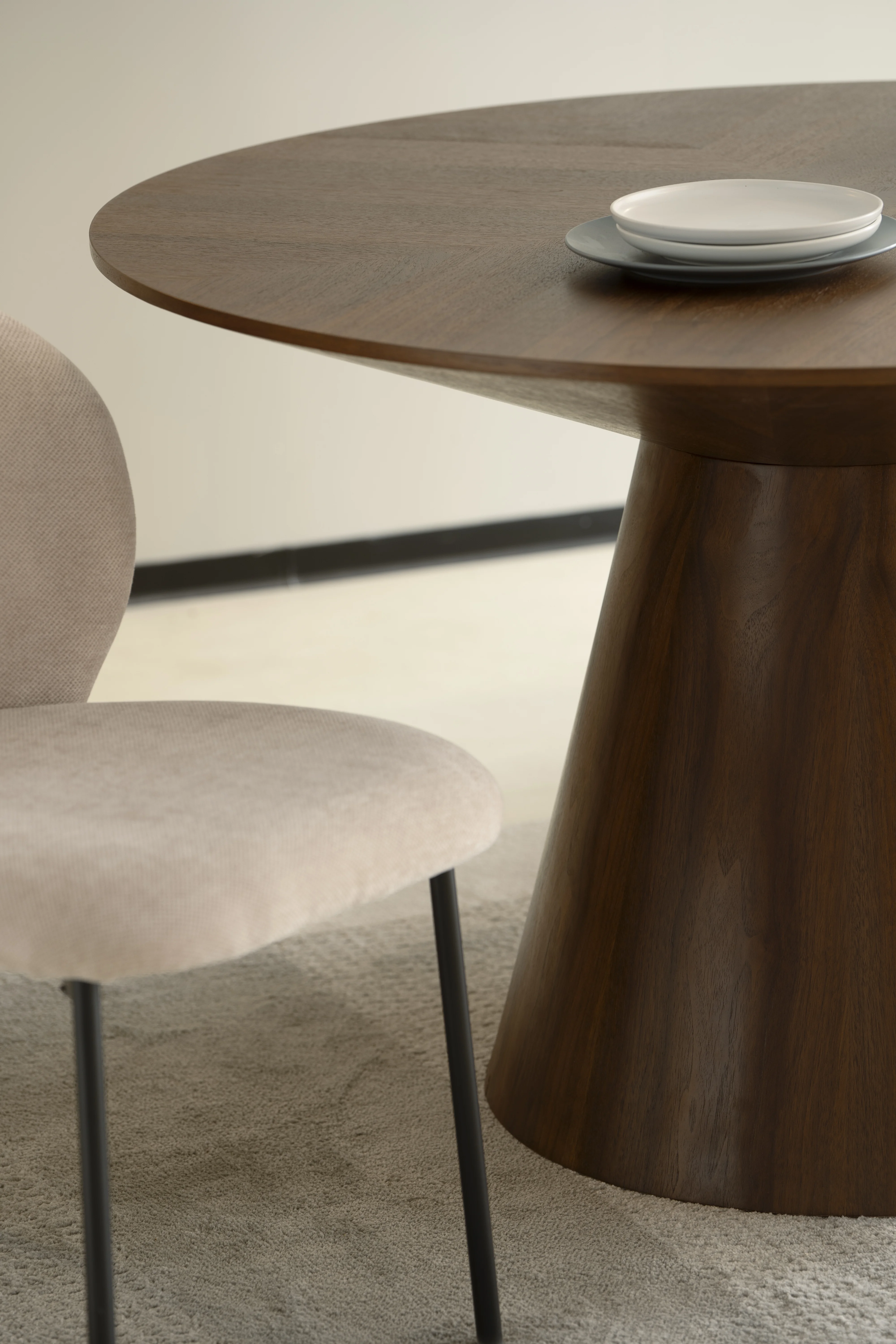 Fynix Collection Modern Dining Table In walnut